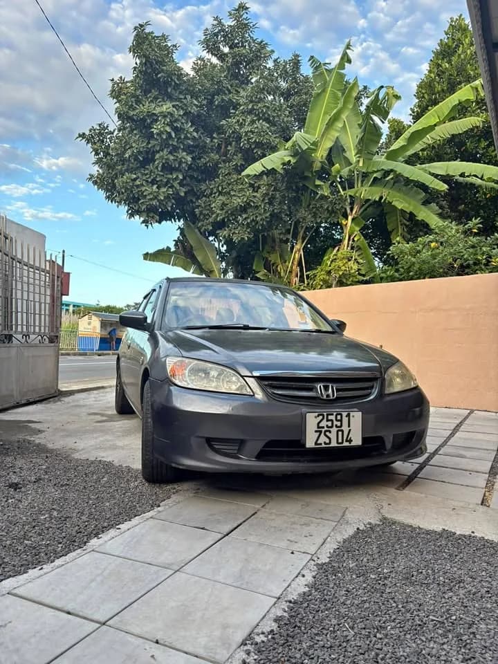Honda Civic noir - voiture famille